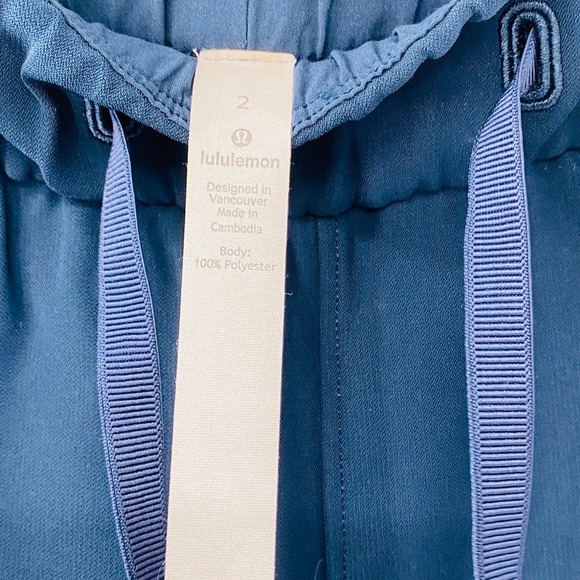 Lululemon On the Fly Crop 23" True Navy Pants Size 2 Straight leg Easy Lycra - Picture 8 of 16